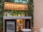 Bar em marcenaria com nicho e iluminação embutida