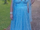 Lindo vestido de festa azul serenity em renda, forrado, com amarração nas costas e saiote