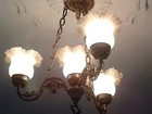Lustre de bronze com cúpulas de vidro retro