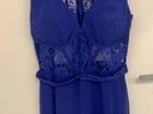 Vestido curto de crepe cor azul royal tamanho P