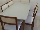 MESA COM PÉS DE MADEIRA p/ 6 CADEIRAS - ÓTIMA OPORTUNIDADE - MENOS DE 1 ANO DE USO.