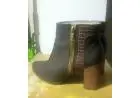 Vendo linda bota pouco usada na caixa